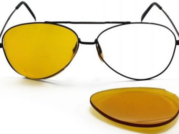 Kakšna je razlika med sončnimi očali, ki jih kupimo v trafiki in optiki?